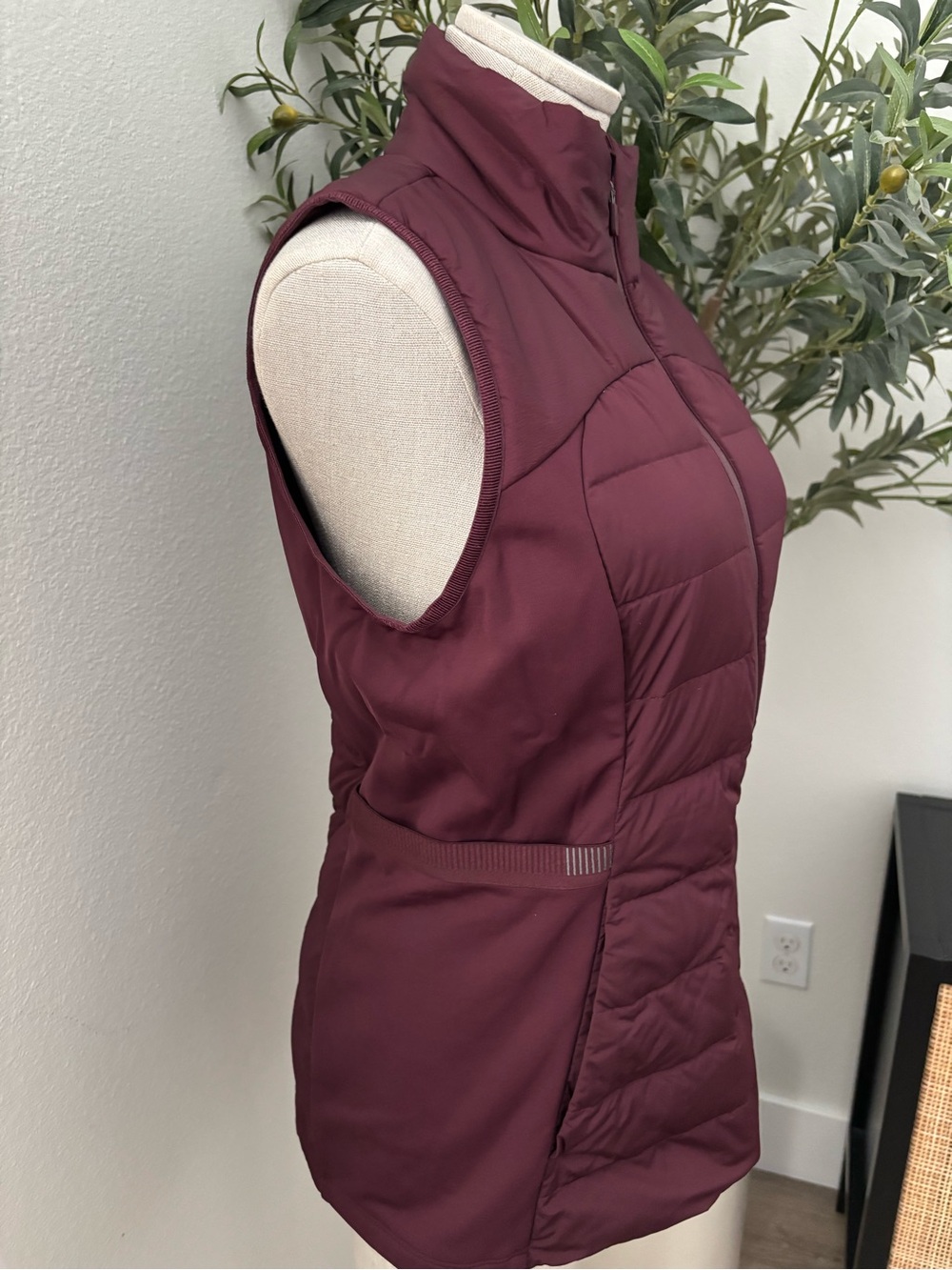 Lululemon Down for it All Vest sz 10 - Picture 2 of 8